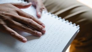 Arpen Alagoas distribui tabelas de emolumentos em braille
